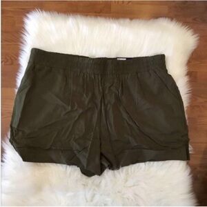 Apt 9 pull on challis shorts Woman’s size XXL olive midrise front pockets